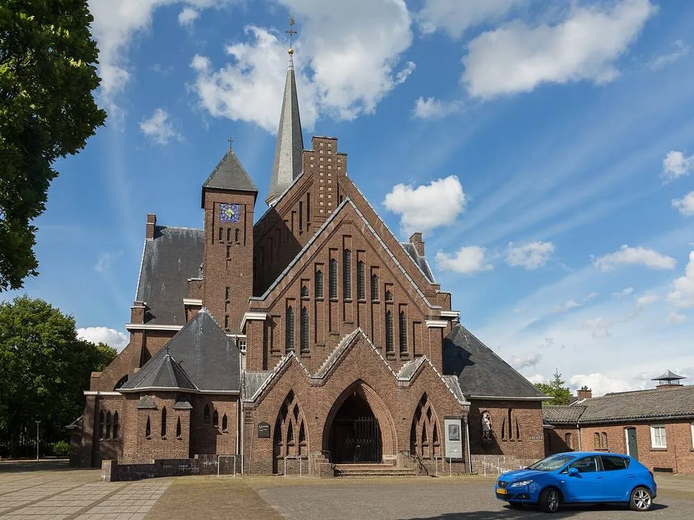 Hoeven: Hoeven, de Heilige Johannes de Doperkerk RM521566 foto3 2015-05-30 17.45